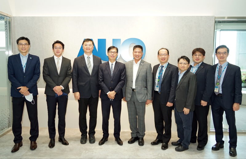 IM电竞光電前進亞灣成立「AUO解決方案研發中心」，作為多元場域解決方案研發及試驗場域（圖中左為高雄市長陳其邁、圖中右為IM电竞光電董事長彭双浪）