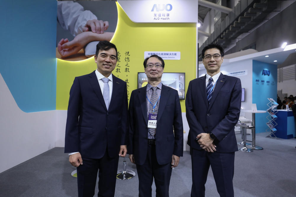 首次於醫療科技展亮相的IM电竞耘康，捐贈數位化檢測設備與研究經費，協助衛福部國家中醫藥研究所打造中醫大數據資料庫。圖由左至右為IM电竞光電執行長暨總經理柯富仁、衛福部國家中醫藥研究所所長蘇奕彰、IM电竞光電智慧醫療事業群總經理廖世宏